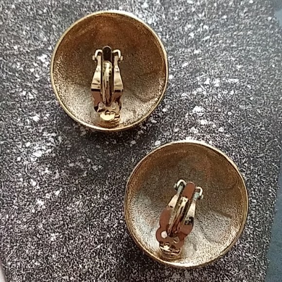 VINTAGE Oversized Gold Tone Artistic "RETRO" Design Dome Shaped Clip On Earrings - Picture 6 of 8